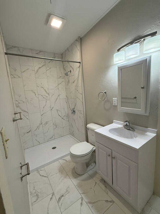 Building Photo - Recently renovated 2 or 3 bedroom with New kitchen