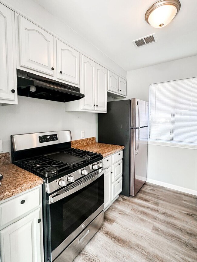 Building Photo - Renovated townhome in Great Alpharetta location