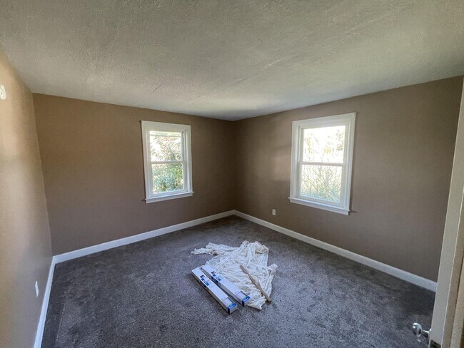 Building Photo - "Charming 3-Bed Home with Finished Basemen...