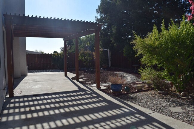 Building Photo - 1608 Poppy Cir