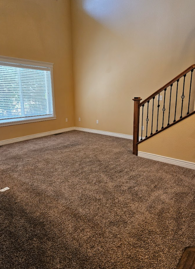 Building Photo - Centrally located 3bed/2.5bath townhome w/...