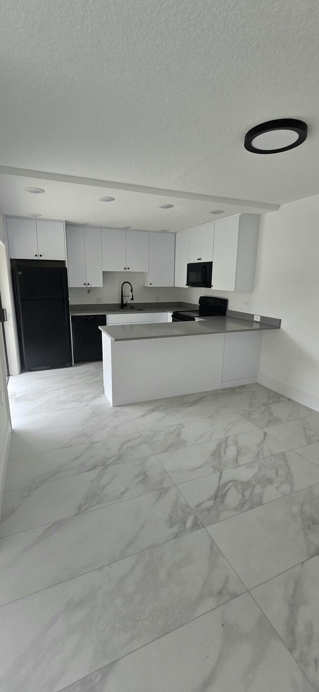 Building Photo - 217 2nd Terrace