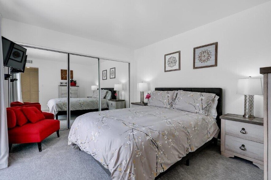 guest bedroom w/access to courtyard - 74 Avenida Las Palmas