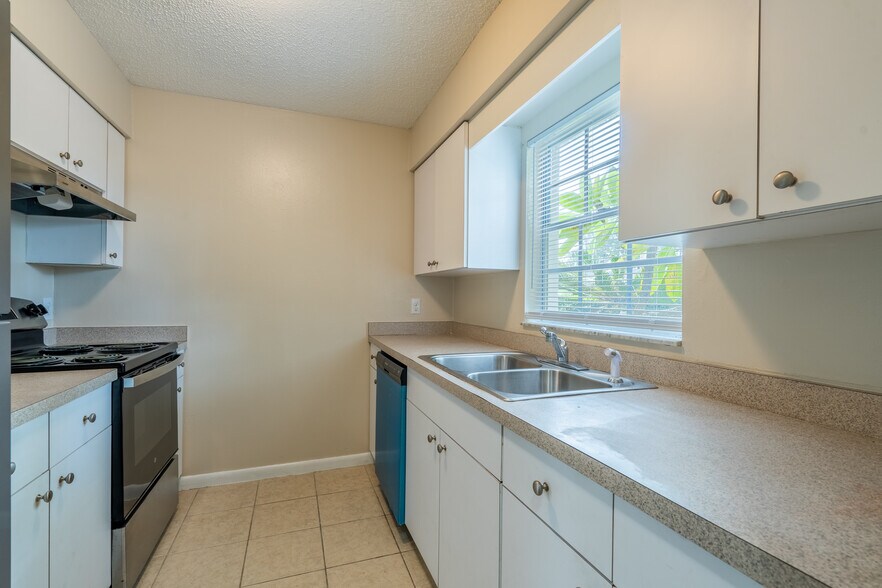 Kitchen - 1023 NE 2nd St