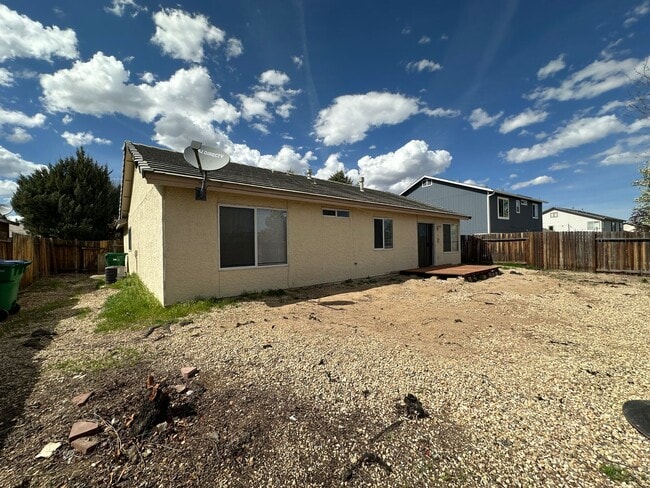 Building Photo - Country living in this single story 3 bedr...