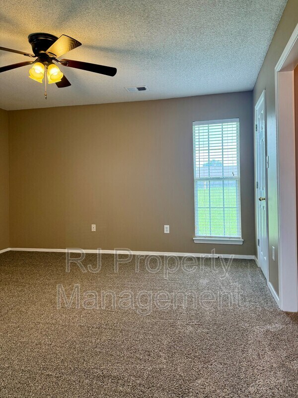 Building Photo - 6290 Oak Run Dr E
