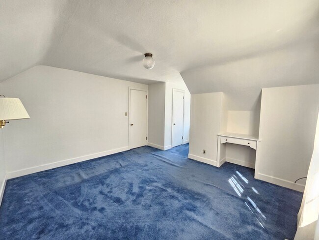 Building Photo - $2,100 - 3 Bed / 2 Bath Charming Home by G...