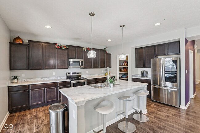 Building Photo - 6673 Laurelwood Dr