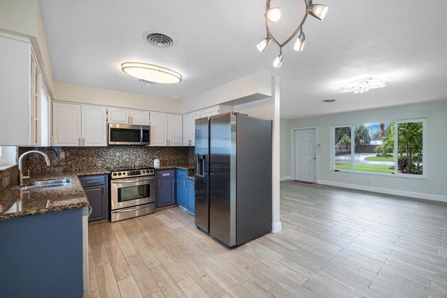 Building Photo - 2611 NE 16th St