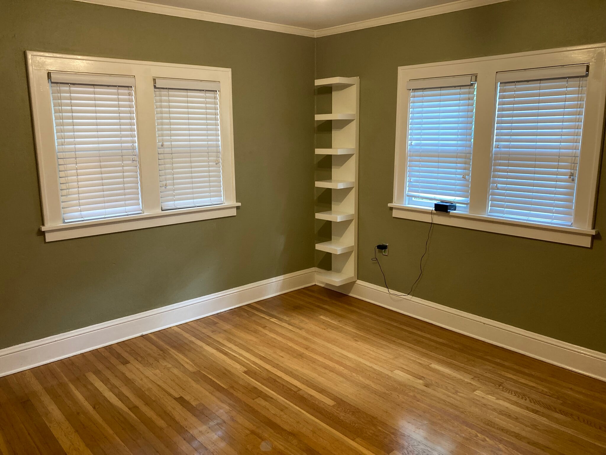 Main floor bedroom - 5516 NE 32nd Pl