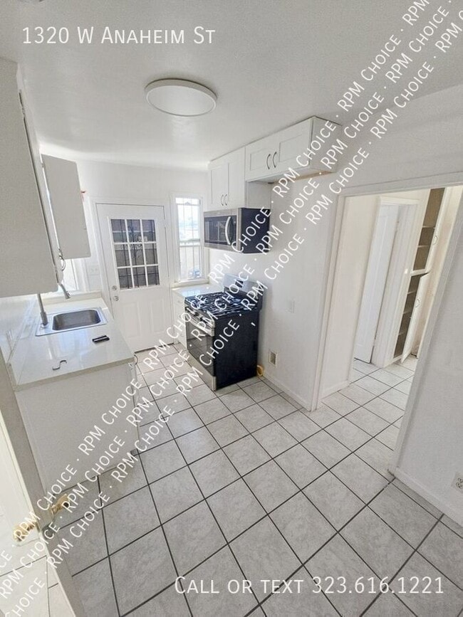 Building Photo - 1320 W Anaheim St