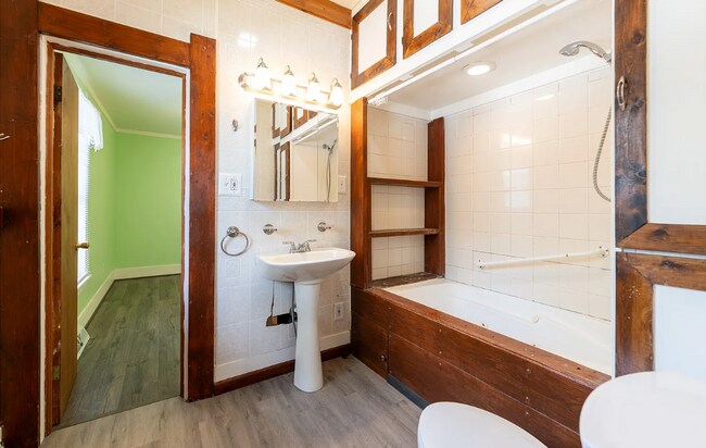 Building Photo - 25% OFF FIRST MONTHS RENT - Large Beautifu...