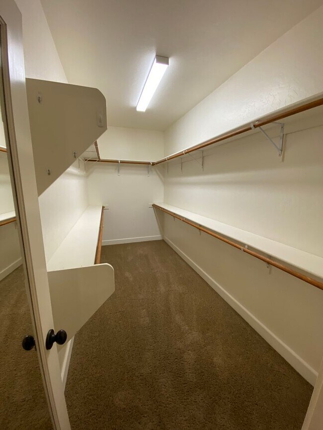 Building Photo - NW Visalia Home Rent Ready! !