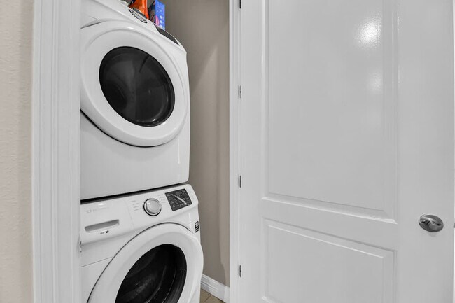 Building Photo - 117 E Lantana St