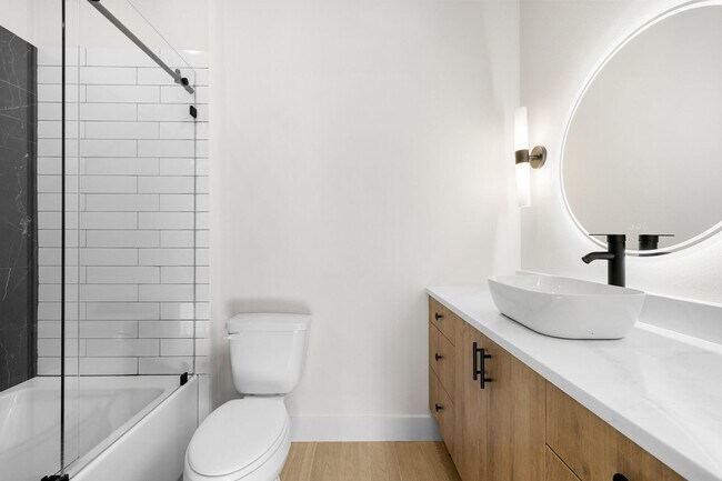 Building Photo - 4Bed/4Bath - Fully Furnished Townhome Avai...