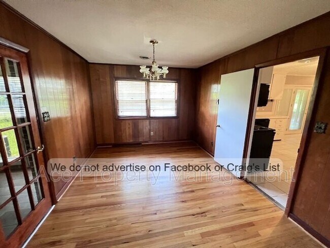 Building Photo - 255 Greenbriar Dr