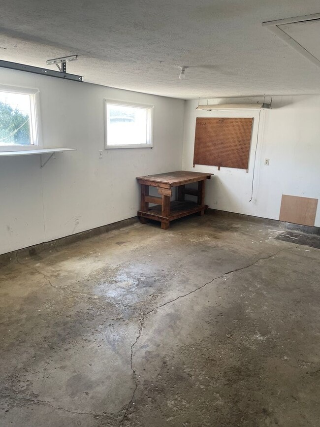 Building Photo - 4 bedroom 1 bath house