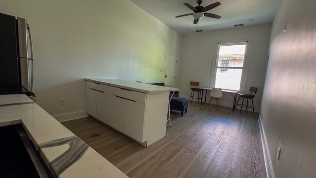 Building Photo - 4 Bed / 2 Bath University Area Apartment