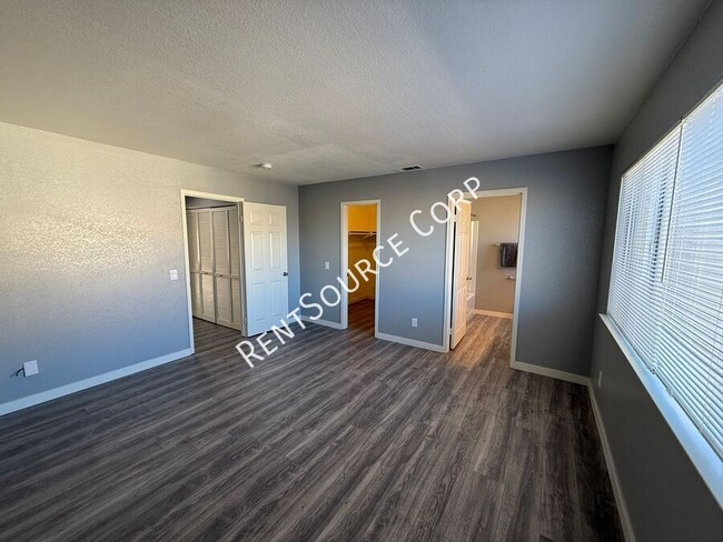 Building Photo - 2 Bedroom/2.5 Bathroom Two Story Condo for...