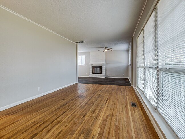 Building Photo - Move in special / First months rent is $800