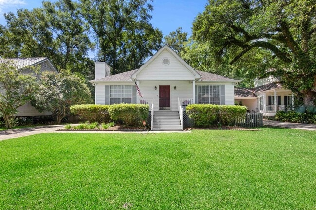 Building Photo - 102 Woods Dr