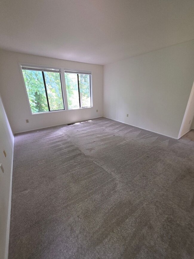 Building Photo - Lovely 4 bedroom Somerset Home in Private Wooded Setting