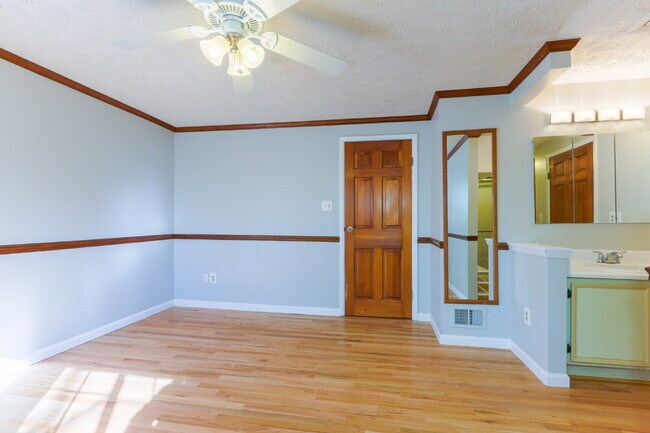 Building Photo - Bright and Spacious Townhome Living Near Reston