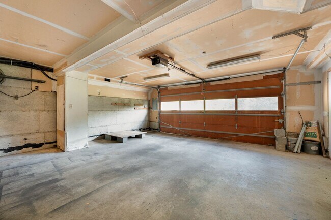 Building Photo - Beautiful home with views and in a gated c...