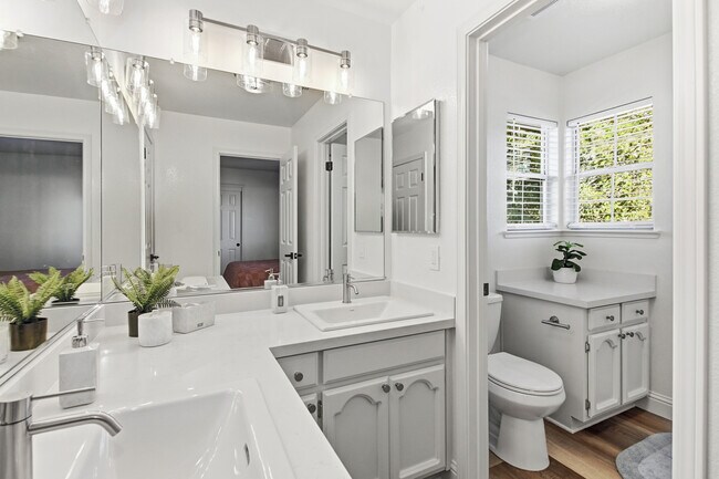 Building Photo - 2559 Du Bois Dr