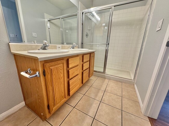 Building Photo - Spacious 2 bedroom condo with detached garage!!