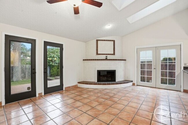 Building Photo - 13902 NE Piper Rd