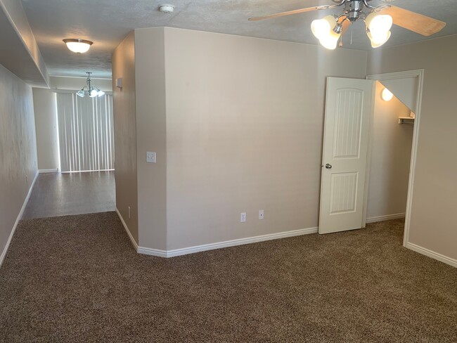 Building Photo - Beautiful Skyhawk Town Home, 1 car garage.