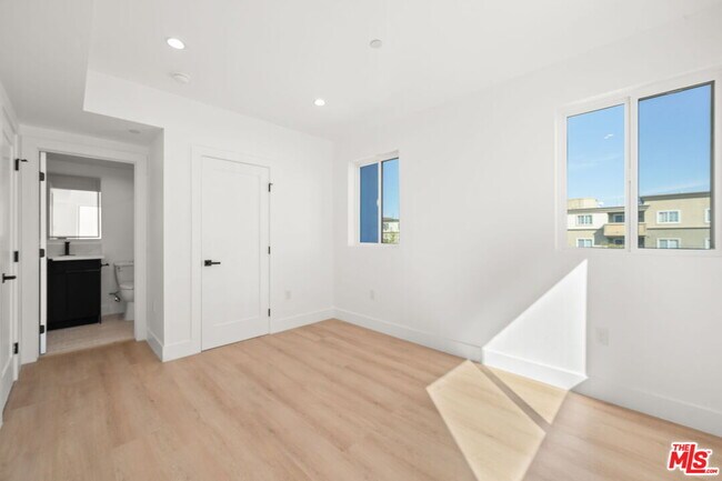 Building Photo - 1933 Magnolia Ave