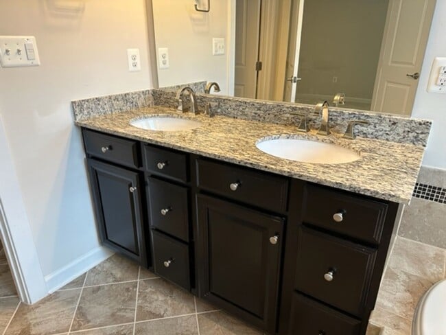 Building Photo - Gorgeous 4-Bed 3.5-Bath Townhouse next to ...