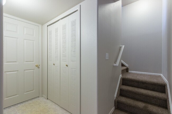 Building Photo - 56 Vale Cir