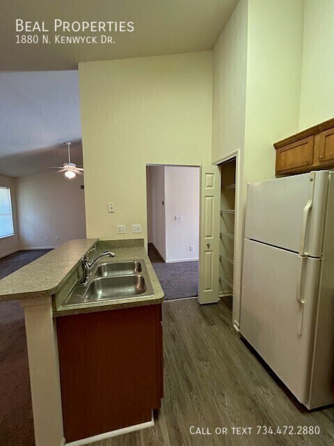 Building Photo - 1880 N Kenwyck Dr