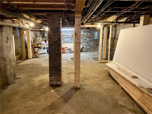 Building Photo - 14 S Baptist St