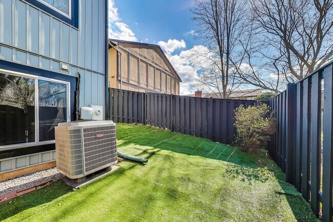 Building Photo - 3 bed + 2 Full + 2 half Bath - End Unit TH