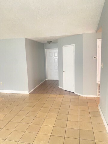 Building Photo - 1715 Meadow Green Dr