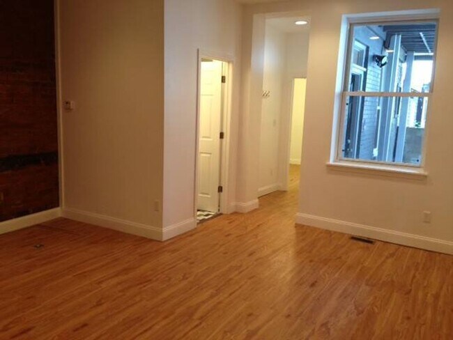 Building Photo - Beautiful 3 bed, 1 bath luxury apartment South Side Flats