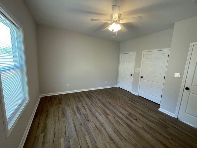 Building Photo - 5 Bed Home Available August 2026!