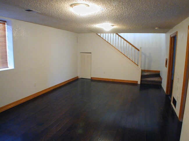 Building Photo - House For Lease