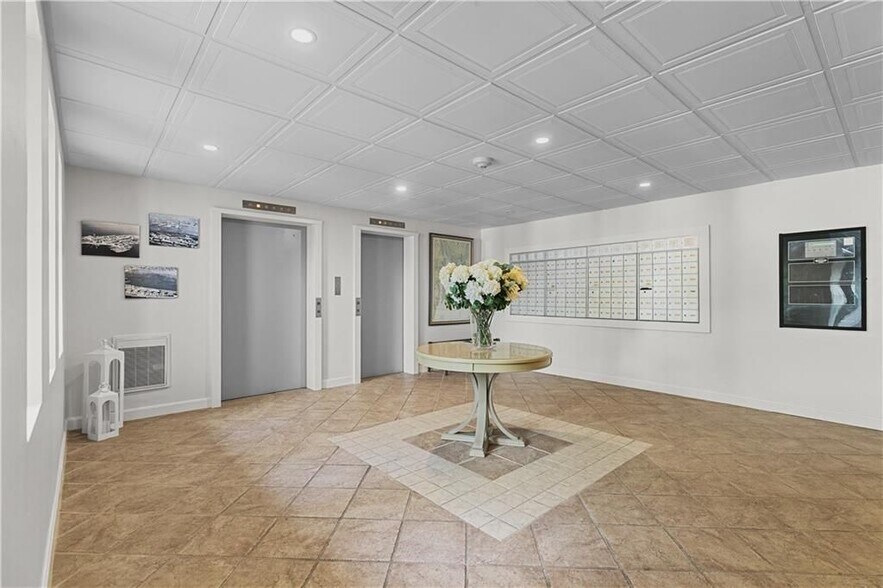 Building Photo - 1204 Capella S