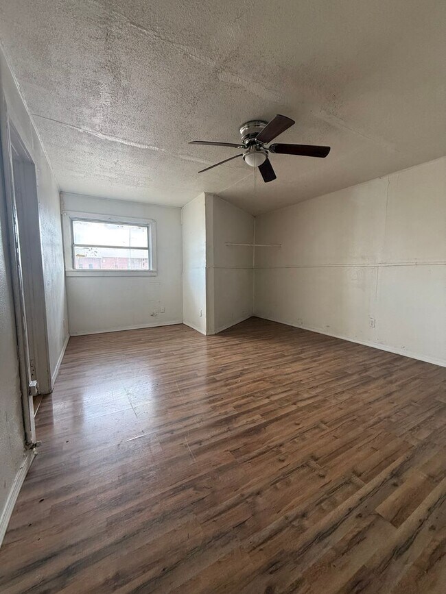 Building Photo - 613 W Avenue D