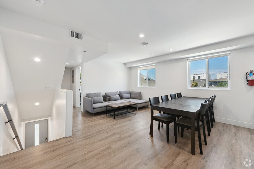 1297 1/2 7BR, 7BA - 1297 -1299 West 36th St- Housing near USC