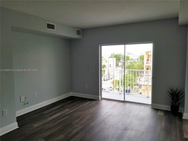 Building Photo - 134 SW 7th Ave