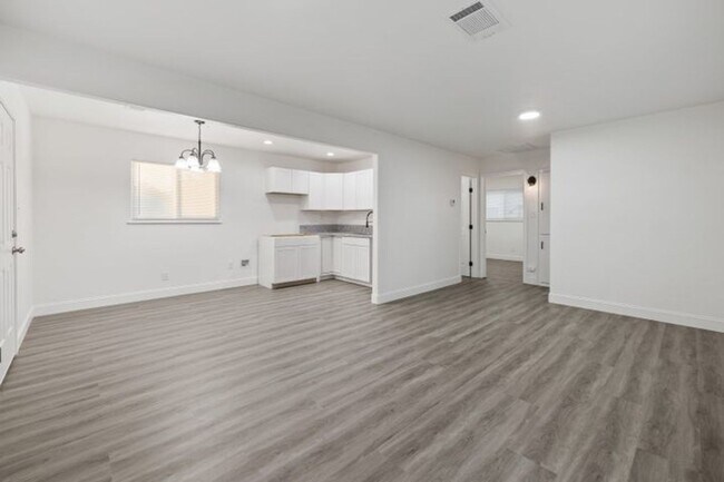 Building Photo - 1406 W Roosevelt Ave