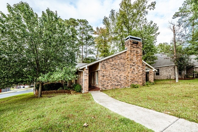 Building Photo - 422 River Oaks Dr