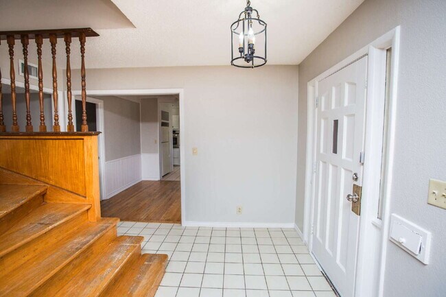 Building Photo - "Spacious 5-Bed Oasis with Granite Elegance & Hardwood Charm in Lubbock!"