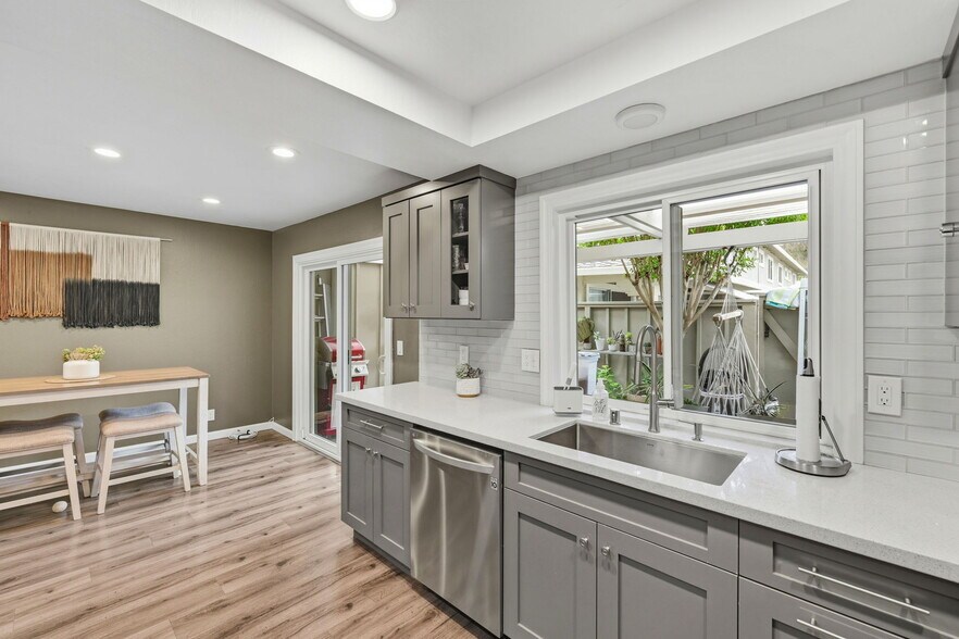 Building Photo - 2561 Fountainhead Dr